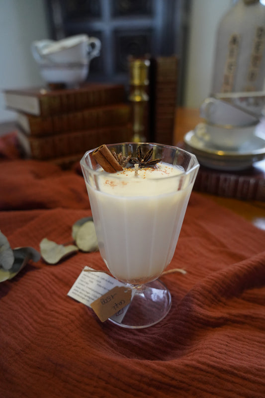 Bougie dans une coupe à glace vintage