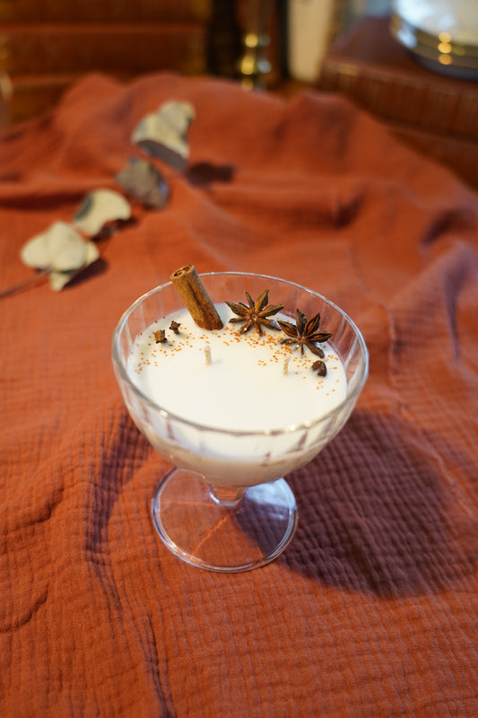 Bougie cannelle dans une coupe en verre