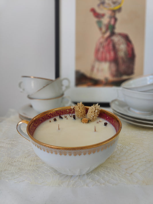 Bougie dans une tasse rouge et dorée