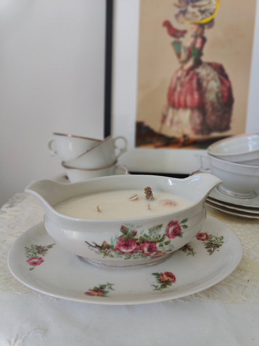 Bougie dans une saucière vintage