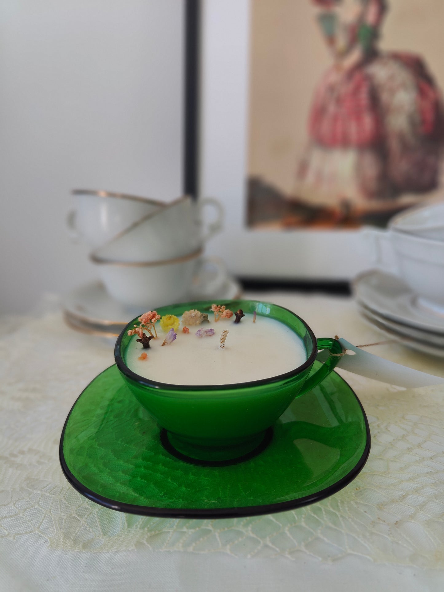 Bougie dans une tasse à café verte