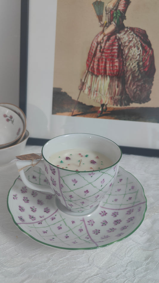 Bougie dans une tasse vintage fleurie