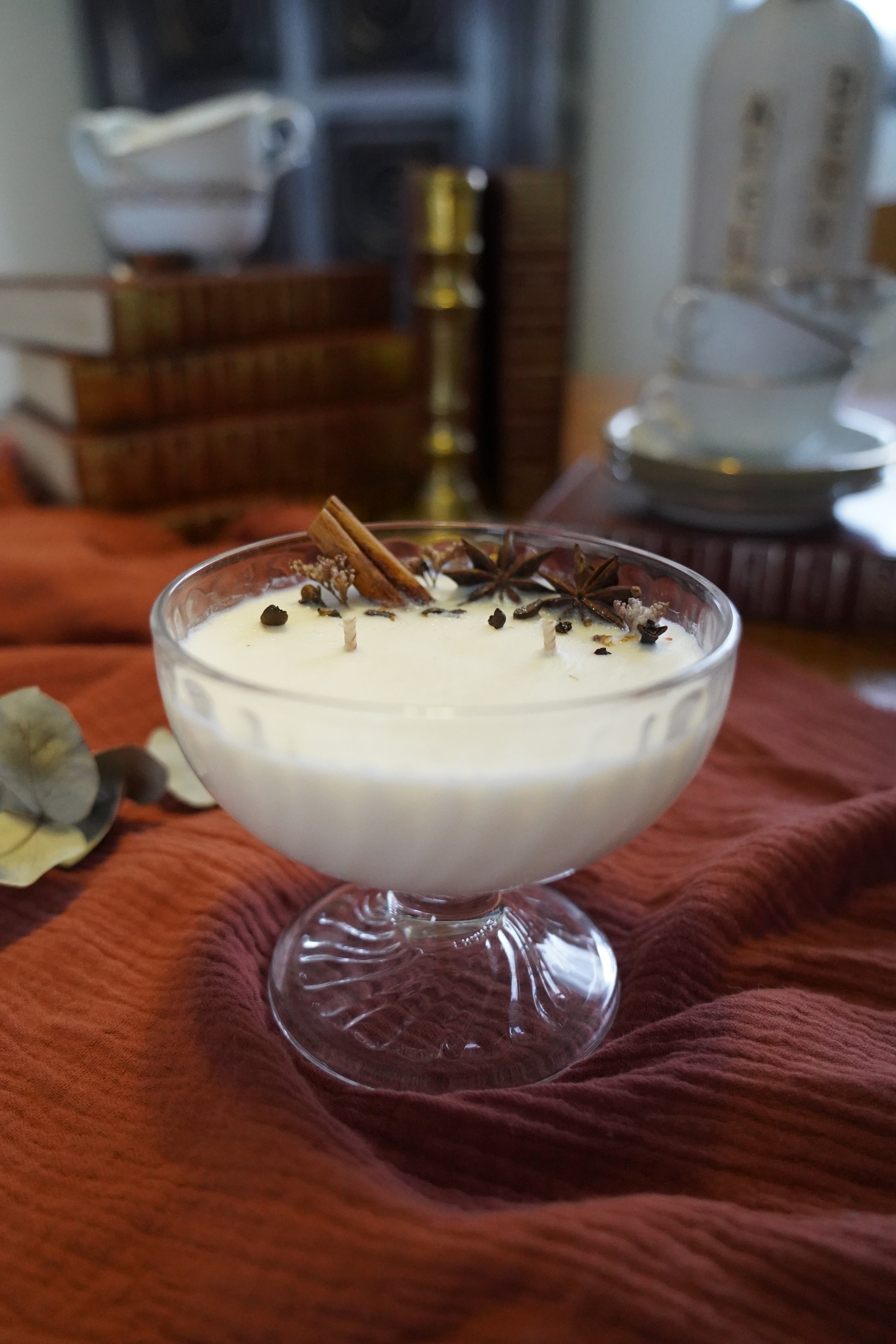 Bougie parfumée dans une coupe à glace