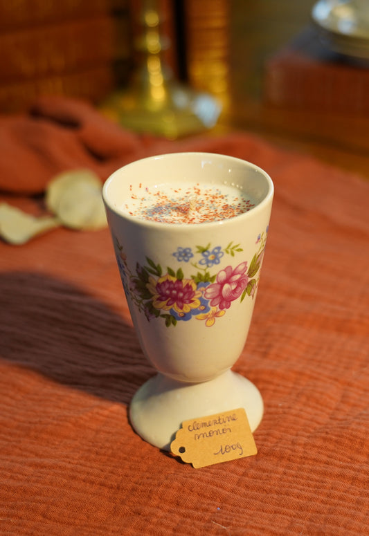 Bougie pailletée et parfumée dans un mazagran