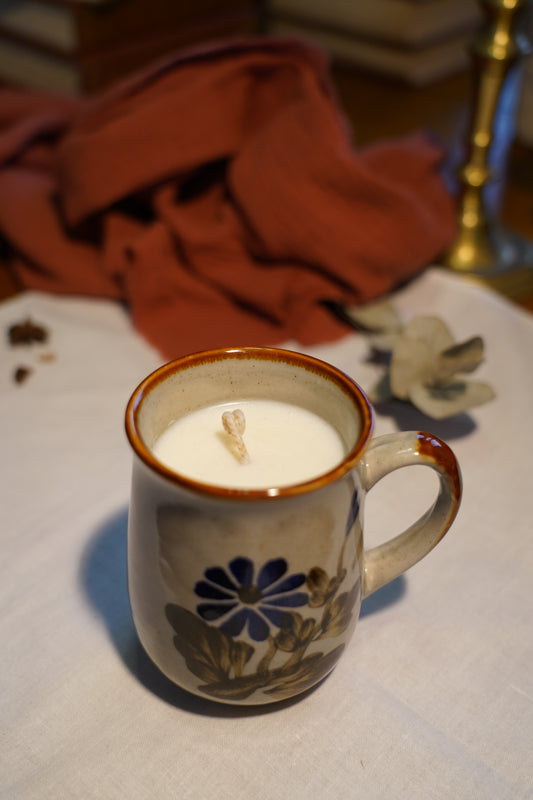 Bougie dans une tasse fleurie